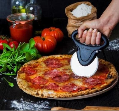 Microplane Easy Prep Black Pizza Cutter - Ergonomic Handle 5 Microplane Easy Prep Black Pizza Cutter - Ergonomic Handle - Image 3