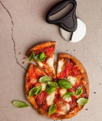 Microplane Easy Prep Black Pizza Cutter - Ergonomic Handle 6 Microplane Easy Prep Black Pizza Cutter - Ergonomic Handle - Image 4